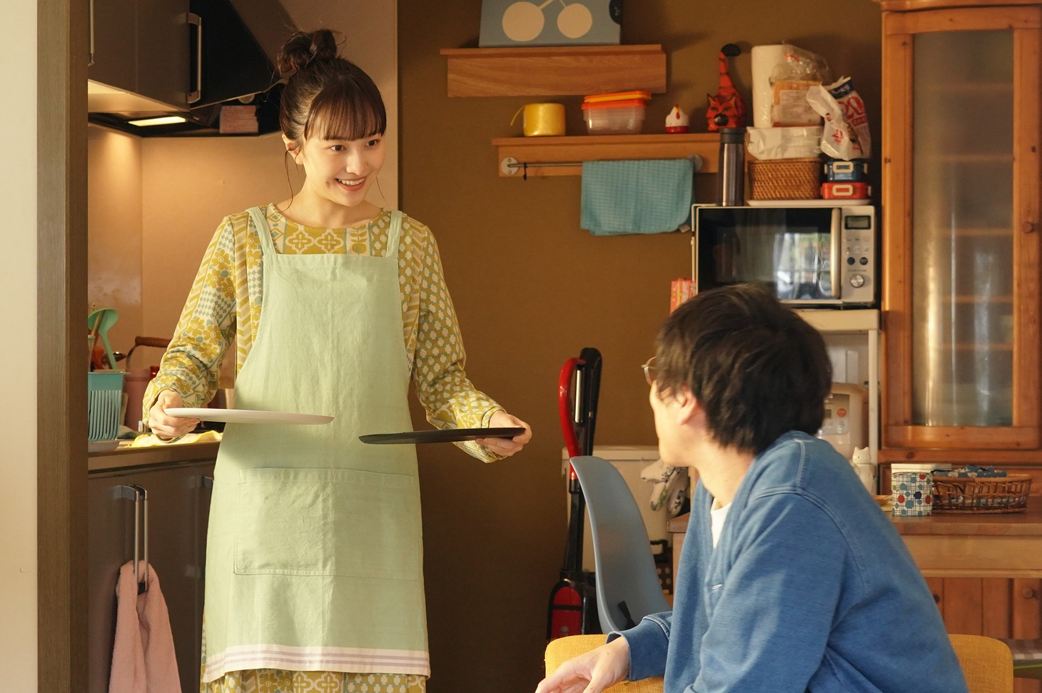 百田夏菜子演じる知花と落合モトキ演じる悟。