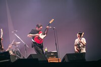 NUMBER GIRLの向井秀徳と田渕ひさ子。（撮影：日隈天明、ハラエリ、ヤマモトハンナ）