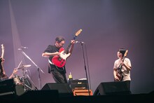 NUMBER GIRLの向井秀徳と田渕ひさ子。（撮影：日隈天明、ハラエリ、ヤマモトハンナ）