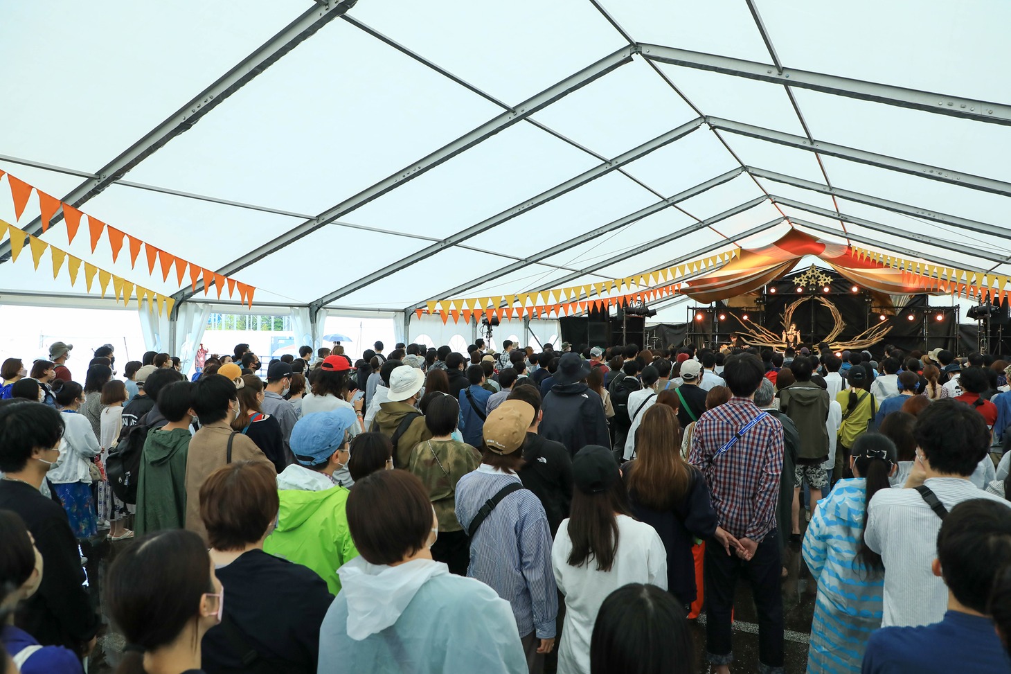 吉澤嘉代子（撮影：日隈天明、ハラエリ、ヤマモトハンナ）