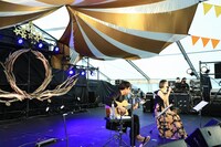 吉澤嘉代子と君島大空。（撮影：日隈天明、ハラエリ、ヤマモトハンナ）