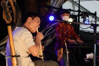 辻村友晴とエマーソン北村（撮影：日隈天明、ハラエリ、ヤマモトハンナ）