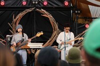 yonawoの田中慧と斉藤雄哉。（撮影：日隈天明、ハラエリ、ヤマモトハンナ）