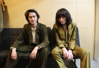 左からヤナセジロウ（betcover!!）、志磨遼平（ドレスコーズ）。（撮影：松本時代）