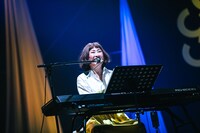 矢野顕子（やのとあがつま）（撮影：日隈天明、ハラエリ、ヤマモトハンナ）