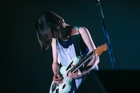 塩塚モエカ（羊文学）（撮影：日隈天明、ハラエリ、ヤマモトハンナ）