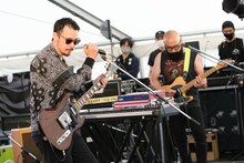 LEO今井と岡村夏彦。（撮影：日隈天明、ハラエリ、ヤマモトハンナ）