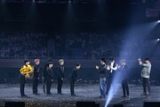 人気画像2位は「LDHにフレッシュな6人組LIL LEAGUEが仲間入り、最年少は13歳」より、三代目 J SOUL BROTHERS from EXILE TRIBEメンバーに祝福されるLIL LEAGUE。