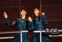 手をつないでトロッコで移動する渡邉理佐（左）と菅井友香（右）。（撮影：上山陽介）