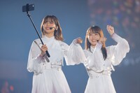 スマホ片手にステージを駆け回る渡邉理佐。（撮影：上山陽介）