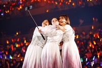 録画中のムービーでメンバーとの記念ショットを収める渡邉理佐（右端）。（撮影：上山陽介）