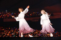 スマホ片手にステージを駆け回る渡邉理佐。（撮影：上山陽介）