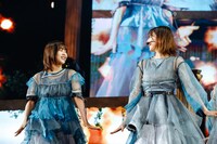 尾関梨香（左）と渡邉理佐（右）。（撮影：上山陽介）