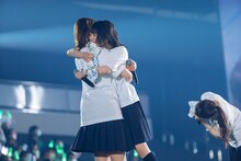 渡邉理佐に抱きつく森田ひかる。（撮影：上山陽介）