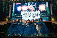 抱き合う櫻坂46の1期生。（撮影：上山陽介）