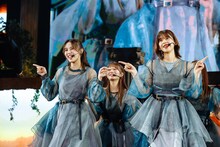 小林由依（左）と渡邉理佐（右）。（撮影：上山陽介）