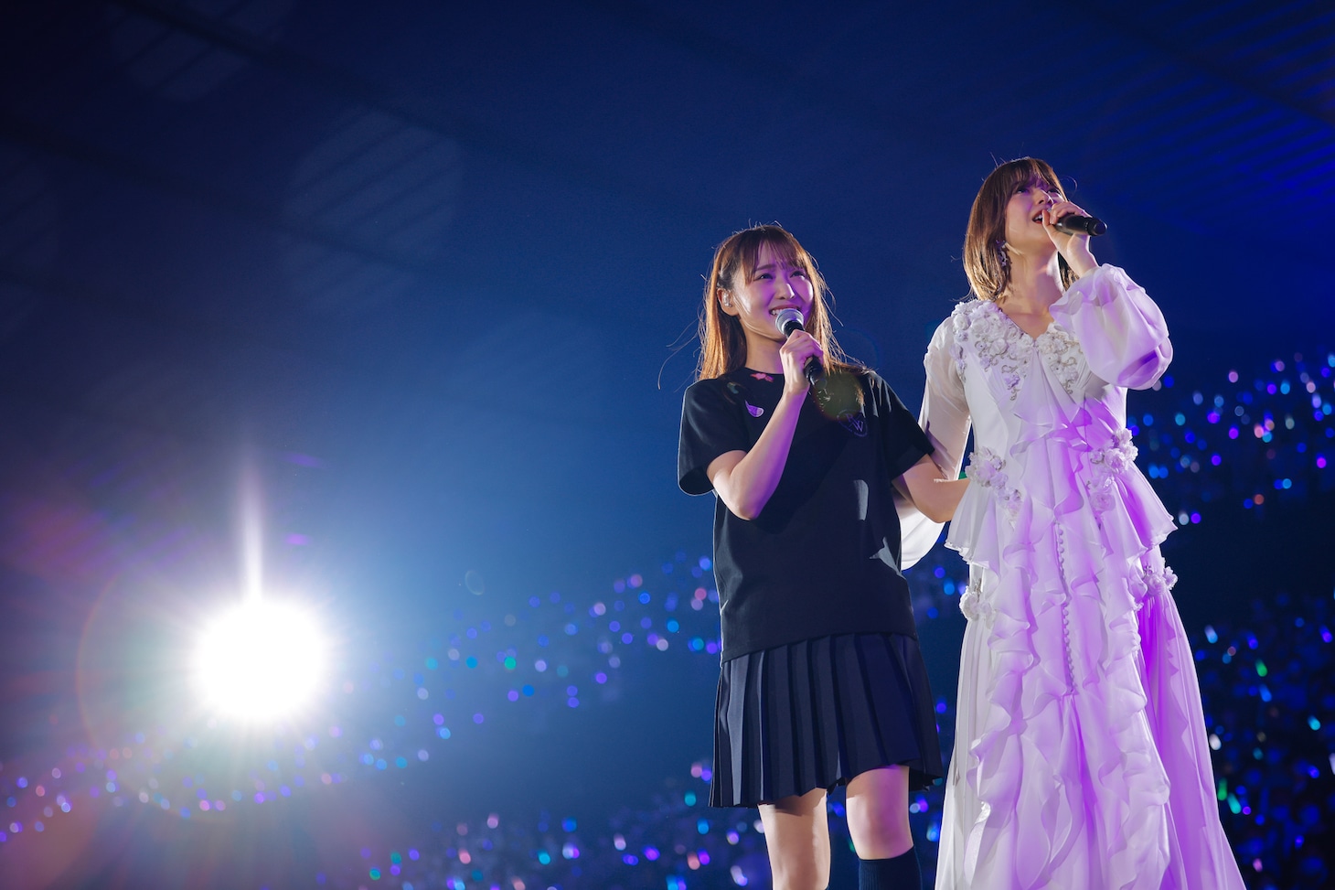 花道を歩く菅井友香（左）と渡邉理佐（右）。（撮影：上山陽介）