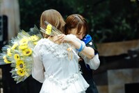 抱き合う渡邉理佐と菅井友香。（撮影：上山陽介）