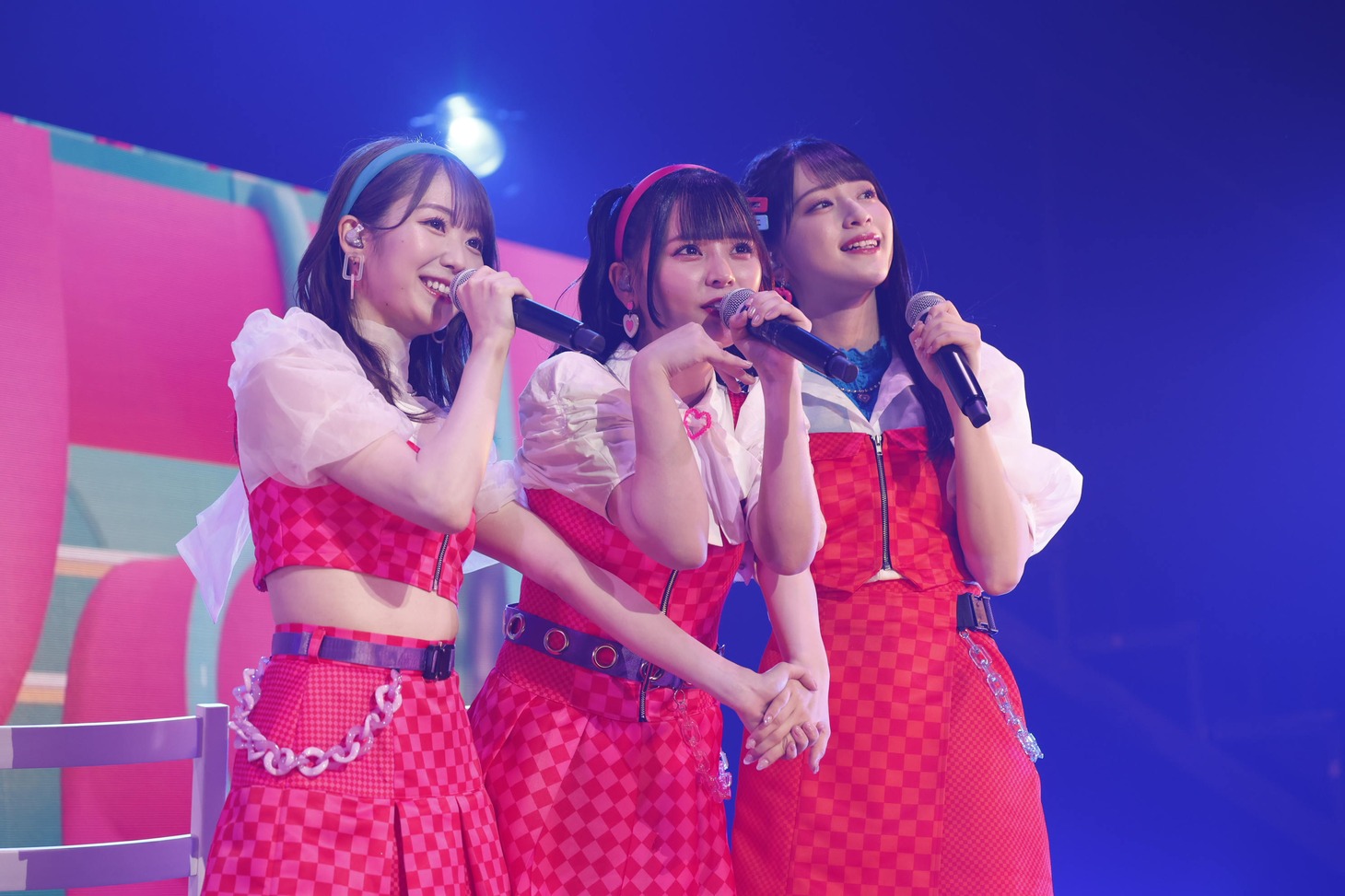 左から大谷映美里、齊藤なぎさ、佐々木舞香。(c)YOANI