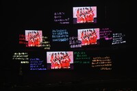 ステージのモニターに映し出された=LOVEからのメッセージ。(c)YOANI