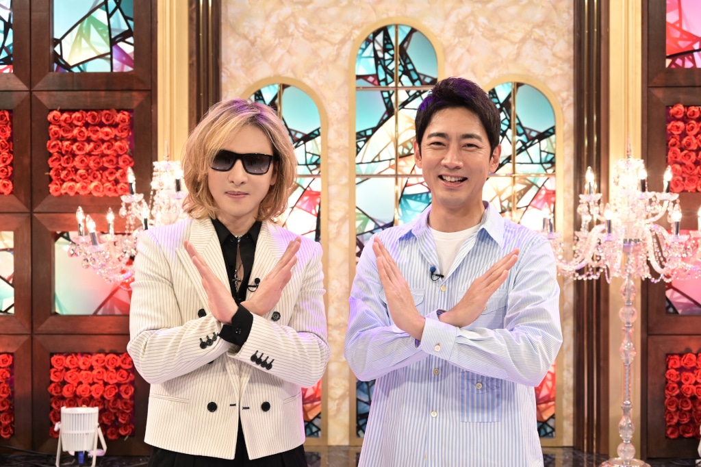 左からYOSHIKI（X JAPAN）、小泉孝太郎。(c)TBS