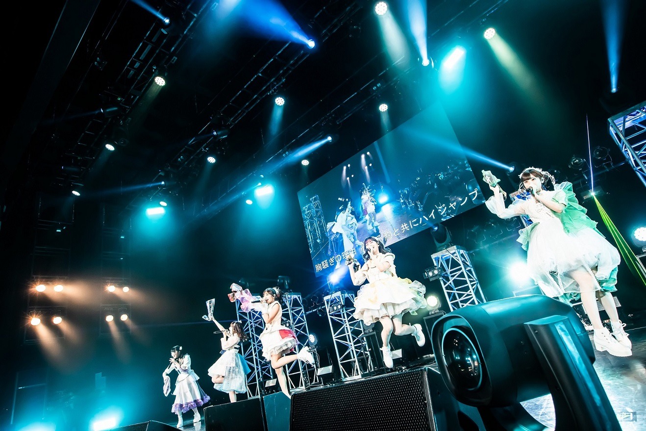 「まねきケチャJAPAN TOUR 2022『招かれロード』」東京・チームスマイル・豊洲PIT公演の様子。（Photo by Masayo）