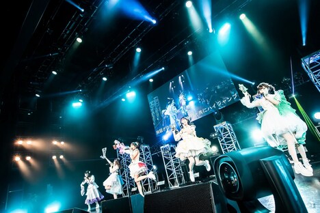 「まねきケチャJAPAN TOUR 2022『招かれロード』」東京・チームスマイル・豊洲PIT公演の様子。(Photo by Masayo)