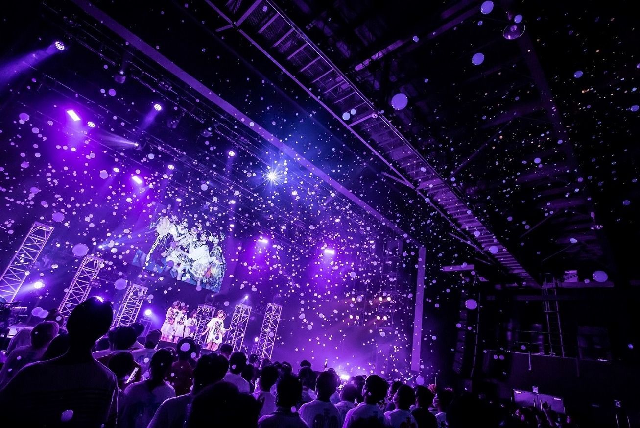 「まねきケチャJAPAN TOUR 2022『招かれロード』」東京・チームスマイル・豊洲PIT公演の様子。（Photo by Masayo）