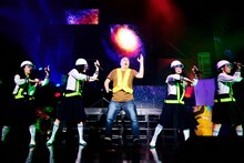 新しい学校のリーダーズとモーリー・ロバートソンのコラボパフォーマンスの様子。（撮影：usami ryo）