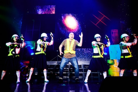 新しい学校のリーダーズとモーリー・ロバートソンのコラボパフォーマンスの様子。（撮影：usami ryo）