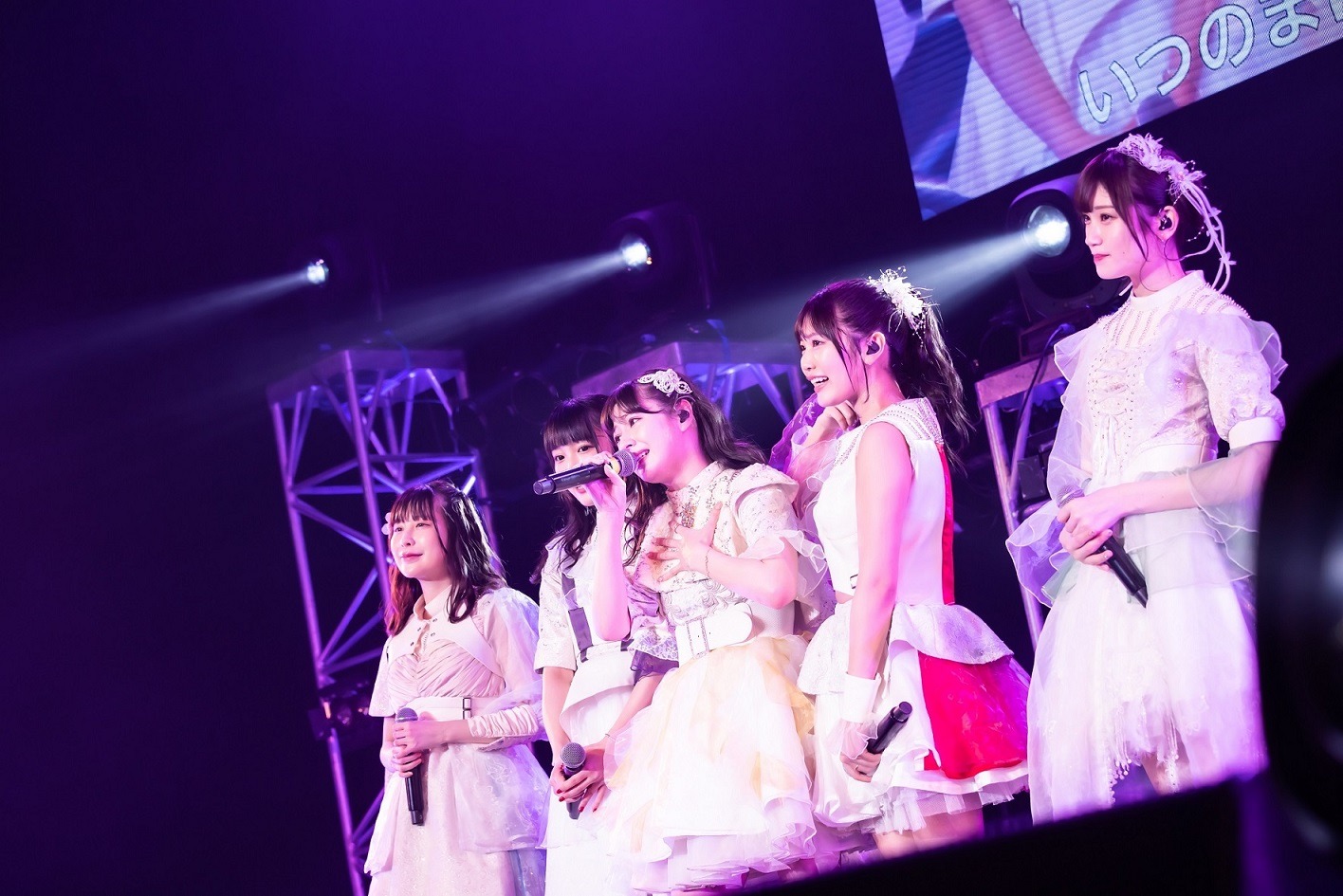 「まねきケチャJAPAN TOUR 2022『招かれロード』」東京・チームスマイル・豊洲PIT公演の様子。（Photo by Masayo）