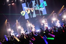 「まねきケチャJAPAN TOUR 2022『招かれロード』」東京・チームスマイル・豊洲PIT公演の様子。（Photo by Masayo）