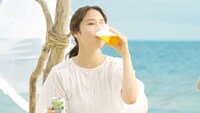 キリンビール「淡麗グリーンラベル」CM「GREEN JUKEBOX 恋」編より。