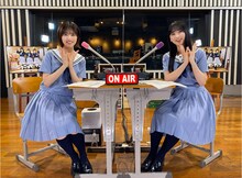 左から松田好花、富田鈴花。 (c)Seed&Flower LLC/Y&N Brothers Inc. (c)10ANTZ Inc.