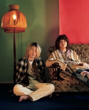 「装苑」2022年7月号より、ジャルジャル。