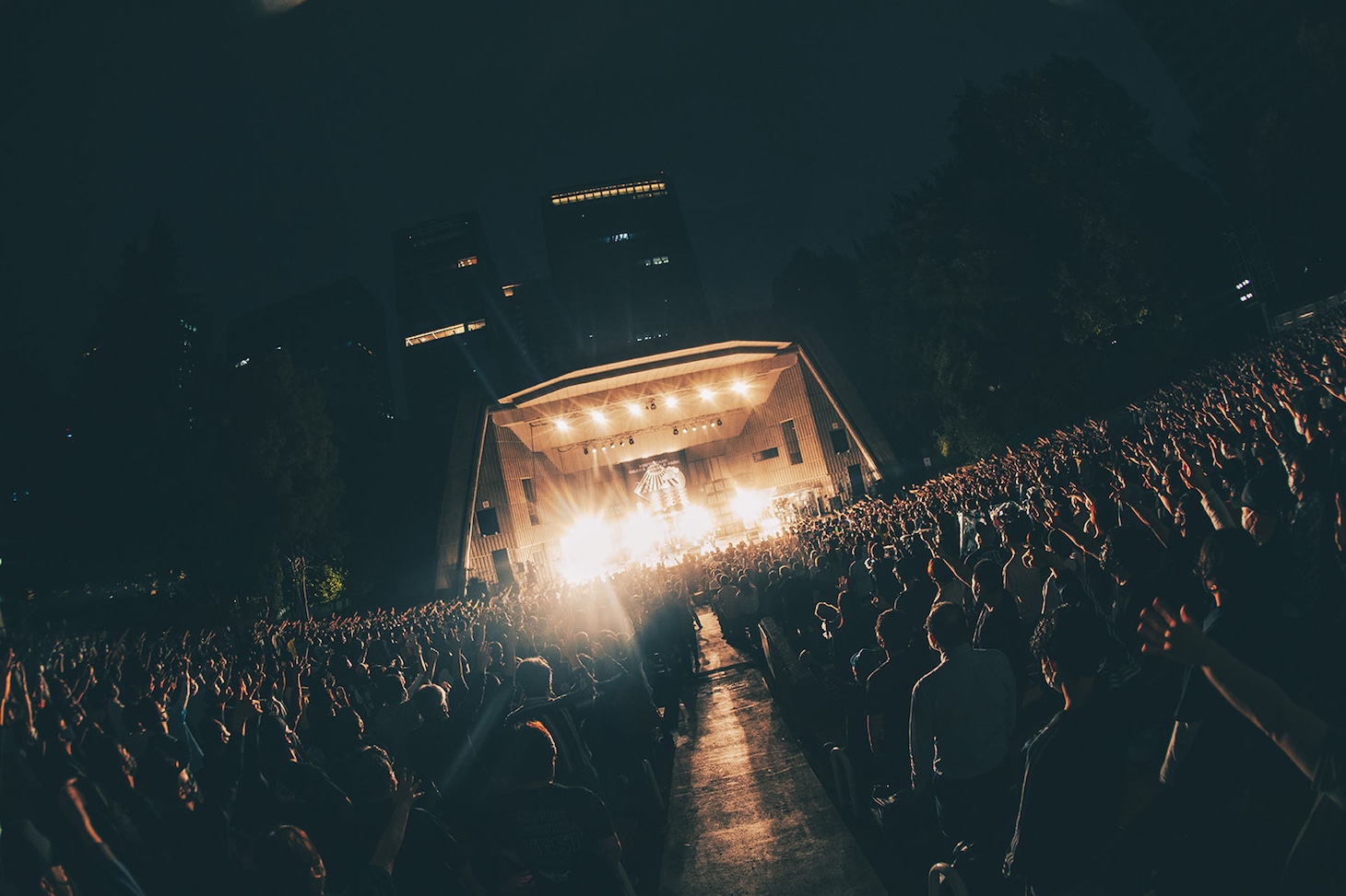 「PassCode HIBIYA PARK / OSAKA CASTLE PARK 2022」東京・日比谷公園大音楽堂（日比谷野音）公演の様子。（Photo by Shingo Tamai）