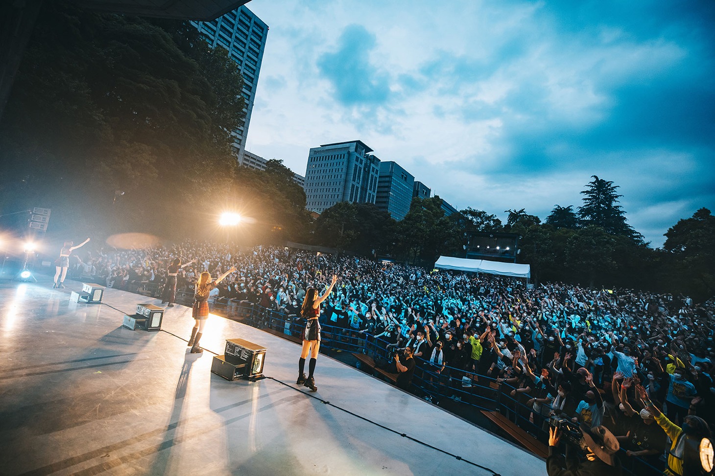 「PassCode HIBIYA PARK / OSAKA CASTLE PARK 2022」東京・日比谷公園大音楽堂（日比谷野音）公演の様子。（Photo by Shingo Tamai）