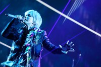 人気画像10位は「結成30周年のL'Arc-en-Ciel、東京ドームでファンと迎えた“最高のフィナーレ”」より、hyde（Vo）。