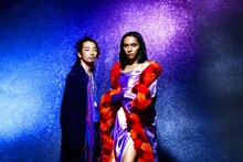 左から森山未來、アヴちゃん（女王蜂）。