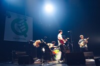 ZAZEN BOYSのライブの様子。（撮影：東美樹）