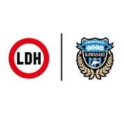左からLDHロゴ、川崎フロンターレロゴ。