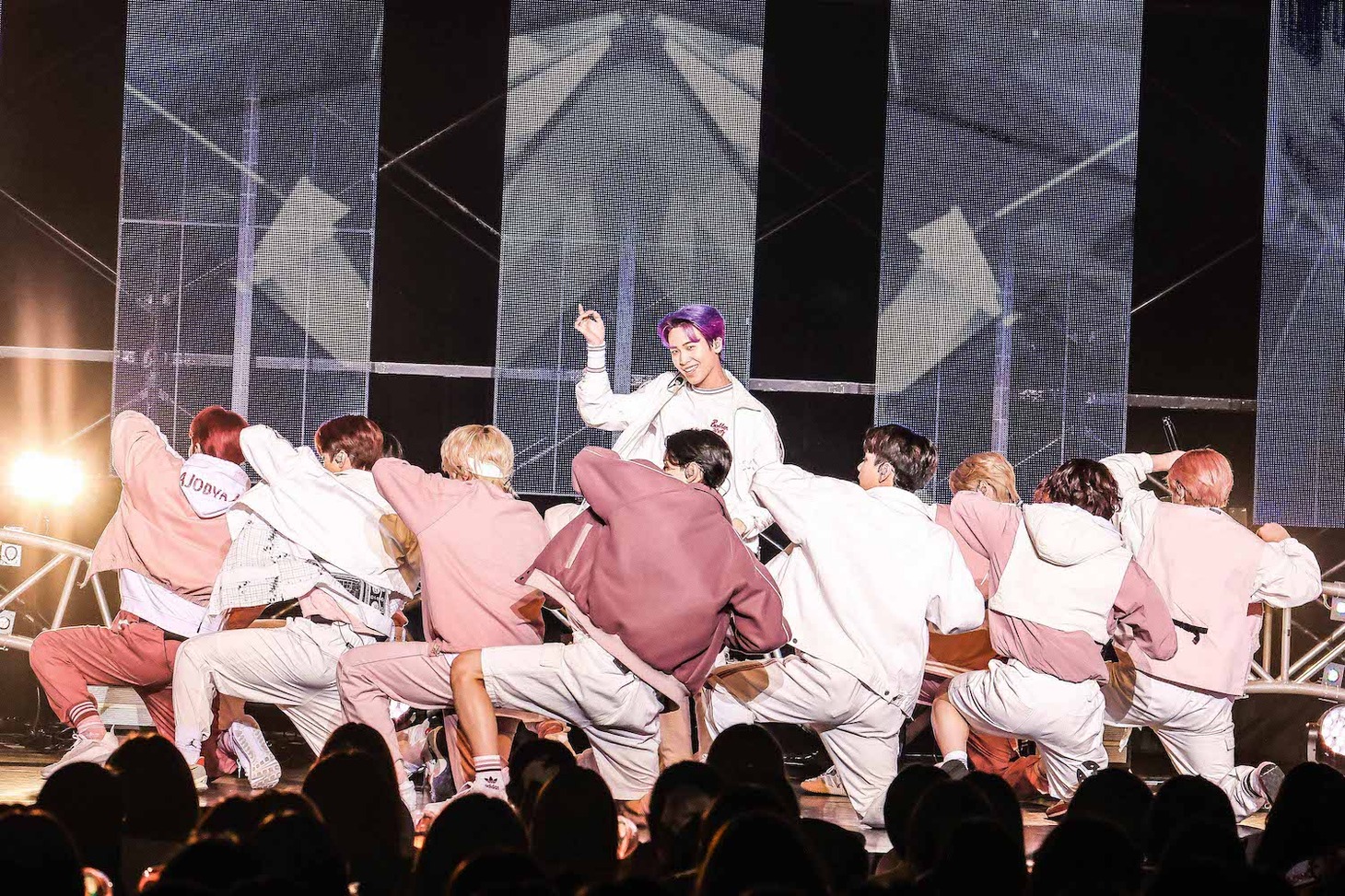 「JO1 2ND ALBUM『KIZUNA』リリース記念イベント」の様子。中央が川尻蓮。(c) LAPONE ENTERTAINMENT