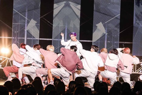 「JO1 2ND ALBUM『KIZUNA』リリース記念イベント」の様子。中央が川尻蓮。(c) LAPONE ENTERTAINMENT