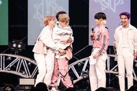 抱き合うJO1。(c)LAPONE ENTERTAINMENT