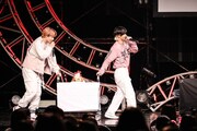 ケーキを運び込む、鶴房汐恩と木全翔也。(c) LAPONE ENTERTAINMENT