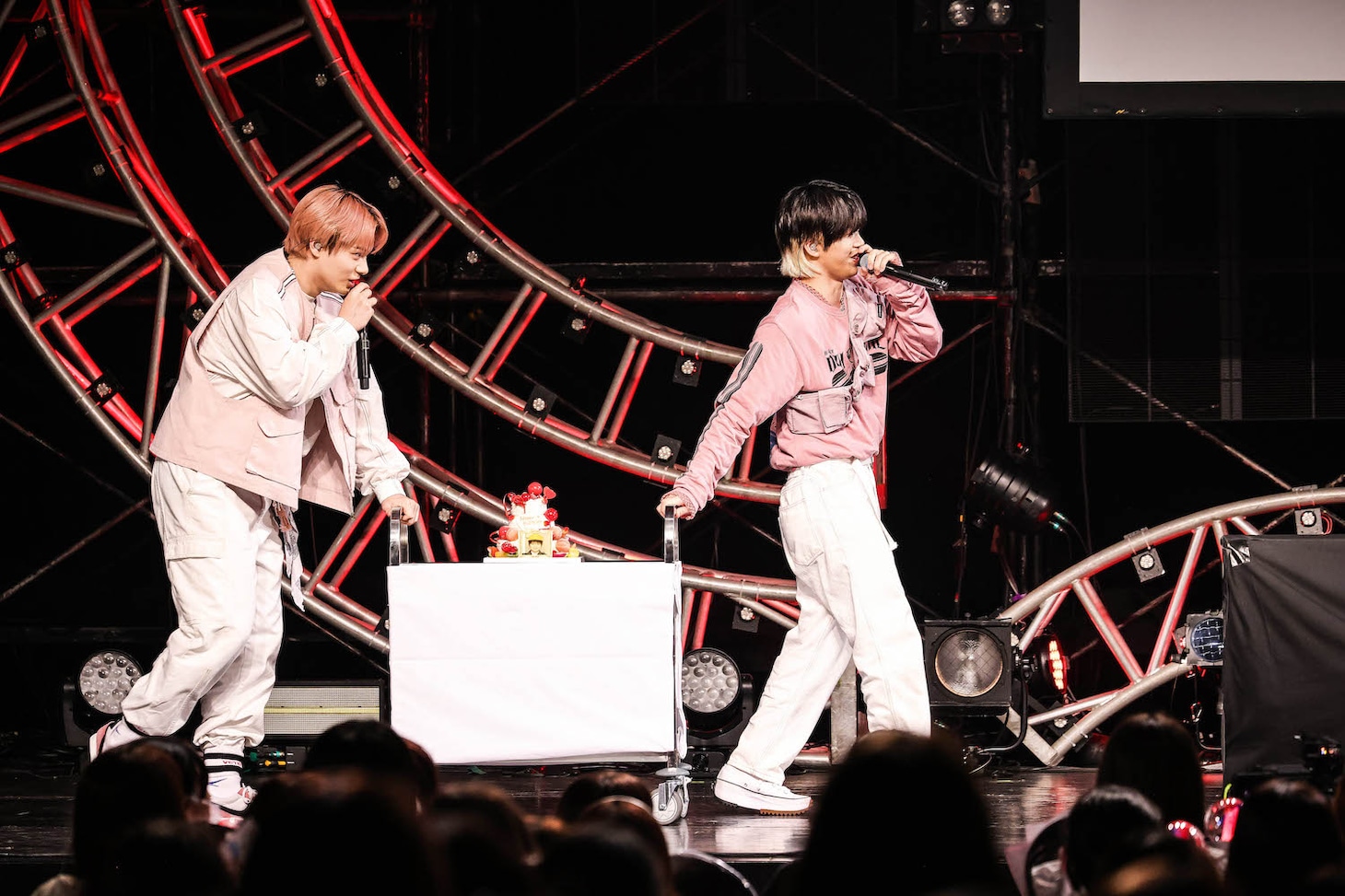 ケーキを運び込む、鶴房汐恩と木全翔也。(c) LAPONE ENTERTAINMENT
