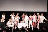 豆原一成の誕生日を祝うメンバーたち。ケーキには豆原の小学生時代の写真が飾られていた。(c) LAPONE ENTERTAINMENT