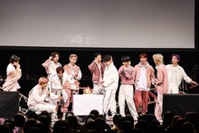 豆原一成の誕生日を祝うメンバーたち。ケーキには豆原の小学生時代の写真が飾られていた。(c) LAPONE ENTERTAINMENT