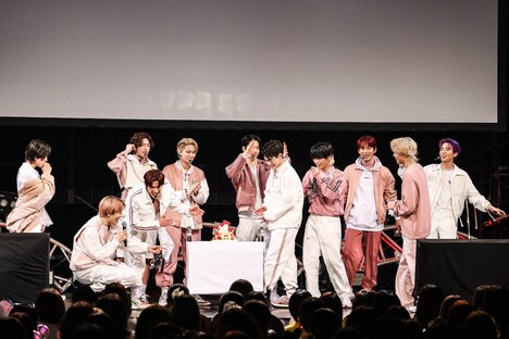 豆原一成の誕生日を祝うメンバーたち。ケーキには豆原の小学生時代の写真が飾られていた。(c) LAPONE ENTERTAINMENT