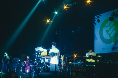 D.A.N.のライブの様子。（撮影：東美樹）